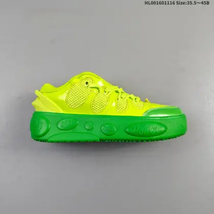 真标带半码 LaMelo Ball x Puma LaFrancé 彪马 低帮 联名款 黄绿色 百搭防滑耐磨低邦生活休闲鞋 这款鞋子是夏洛特黄蜂队当家球星LaMelo Ball与Puma合作推出的联名款,鞋款整体采用透气网布与质感皮革拼接,网布保证双脚随时干爽,皮革则提升了整体的耐用性与支撑力.鞋身线条流畅,鞋舌与鞋后跟处的"1 Of 1"压纹的个人Logo品牌标识,简洁醒目,彰显联名身份;鞋侧立体浮雕式联名Logo,以拉梅洛个人元素重新解构Puma经典跑道标,中底搭载革命性Nitro Foam Rideh缓震科技,将球场爆发力转化为日常步伐的极致舒适,后跟处"Lafrances"家族徽章刺绣,低调彰显鲍尔家族篮球血统. 货号:310874-01HL001601116 B